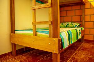 מיטה או מיטות קומותיים בחדר ב-Hostal Luna Llena