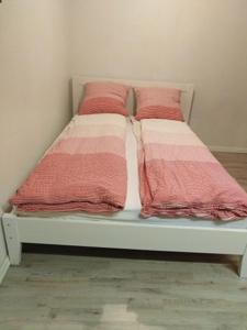 uma cama com duas almofadas num quarto em Apartments-BnB em Sorvágur