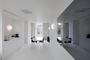 eine Küche und ein Esszimmer mit Tischen und Stühlen in der Unterkunft Zenden Hotel Maastricht in Maastricht