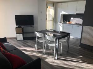 A kitchen or kitchenette at Wally's House