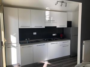 A kitchen or kitchenette at Wally's House