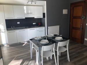 A kitchen or kitchenette at Wally's House