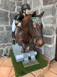 Une statue d'un homme à cheval dans l'établissement Albergo Cavallino s'Rössl, à Merano