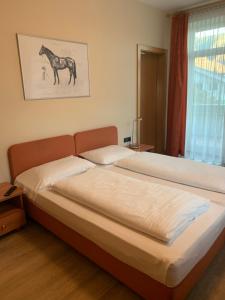 Postel nebo postele na pokoji v ubytování Albergo Cavallino s'Rössl