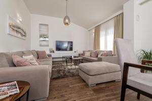 Televízia a/alebo spoločenská miestnosť v ubytovaní Iva Apartment