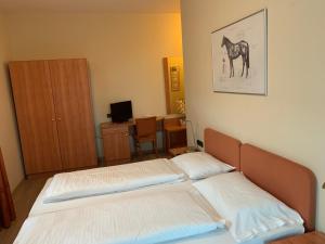 Un pat sau paturi într-o cameră la Albergo Cavallino s'Rössl