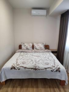 Un pat sau paturi într-o cameră la Kiev City Hotel