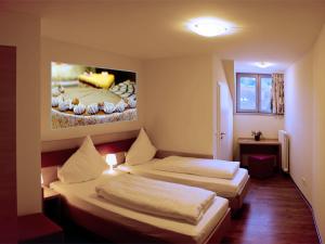 Ein Bett oder Betten in einem Zimmer der Unterkunft Gästehaus Eschers Eiswerk