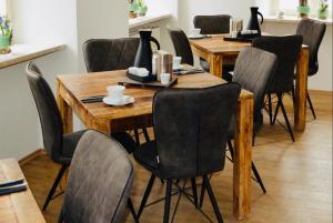 comedor con mesas y sillas de madera en Boutique Hotel Selb, en Selb