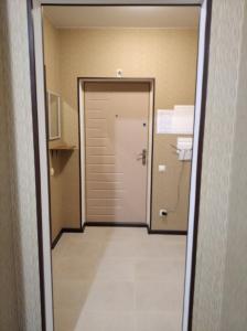una porta che conduce a una camera con corridoio di Квартира в ЖК Атриум a Irpin'