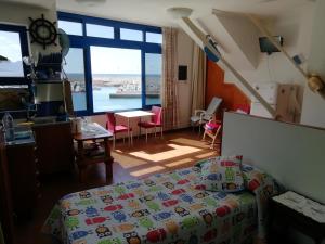 een slaapkamer met een bed en een kamer met uitzicht bij CasaPello SEAVIEW in Puerto de las Nieves
