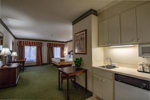 Habitación de hotel con cocina y dormitorio en Moncks Corner Inn, en Moncks Corner