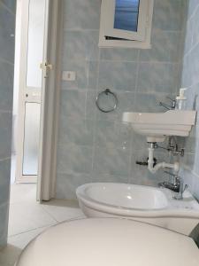 un baño con lavabo e inodoro en Visconti House, en Bari