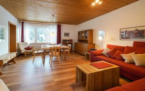 uma sala de estar com um sofá e uma mesa em Ferienhaus Bausch em Balderschwang