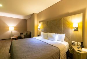 Un pat sau paturi într-o cameră la Hotel Glow Point - Mulza