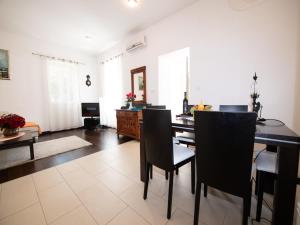 een woonkamer met een eettafel en stoelen bij Apartment Marina with Sea View in Lovran