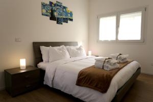 sypialnia z dużym łóżkiem i oknem w obiekcie DB Apartments - Dabasso w Mestre