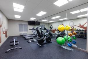 einen Fitnessraum mit mehreren Laufbändern und Heimtrainern in der Unterkunft Hawthorn Suites By Wyndham Odessa in Odessa