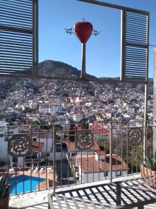 een uitzicht op de stad vanaf de top van een gebouw bij Hotel Posada Spa Antigua Casa Hogar in Taxco de Alarcón