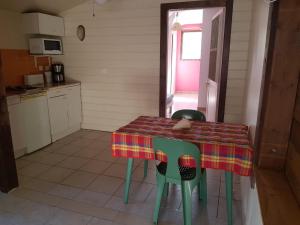 A kitchen or kitchenette at Gite bagatelle classé 2 étoiles