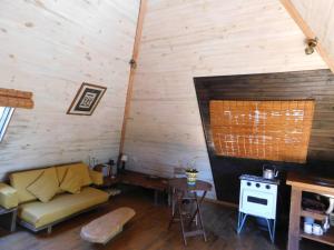 uma sala de estar com um sofá e um fogão em Piramide em Punta Del Diablo