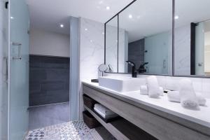 a bathroom with a sink and a mirror at KEEBE Hotel in Keelung +77 photos