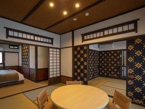 Shirakabe客房内的一张或多张床位