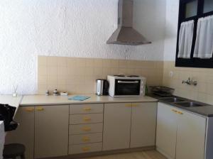 Кухня или мини-кухня в Mare Vista Hotel - Epaminondas
