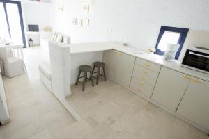 Кухня или мини-кухня в Mare Vista Hotel - Epaminondas
