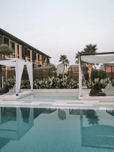 Bazén v ubytování The Peem Hotel nebo v jeho okolí