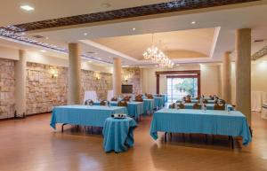 a banquet hall with blue tables and chairs at Hotel Florida in Ambato