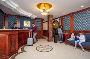 um grupo de pessoas em um lobby do hotel com um bar em Hotel Florida em Ambato