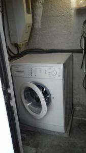 Loutrópolis ThermísにあるApartments Villa Myrtoの- 洗濯機&乾燥機(客室の隅に設置)