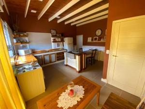 cocina grande con mesa y encimera en El Refugio en Lobos