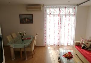 a living room with a table and a couch at Apartment JoviZ - 20m from the sea in Makarska