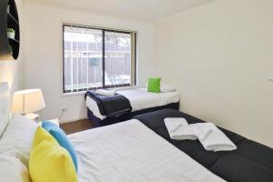 Een bed of bedden in een kamer bij Allure Apartments - Central