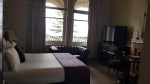 TV a/nebo společenská místnost v ubytování Largs Pier Hotel