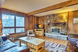 Χώρος καθιστικού στο Peaceful Pines Estes Park Home Longs Peak View