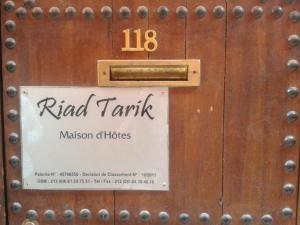 Certificato, attestato, insegna o altro documento esposto da Riad Tarik