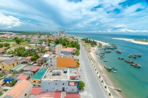una vista aérea de la ciudad y el océano en Anh Linh 2 Hotel en Ðồng Hới
