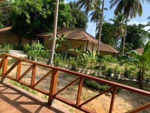 eine Holzbrücke vor einem Haus in der Unterkunft Thiwson Beach Resort - SHA Extra Plus in Ko Yao Yai