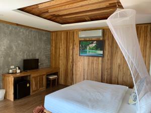 Postel nebo postele na pokoji v ubytování Thiwson Beach Resort - SHA Extra Plus