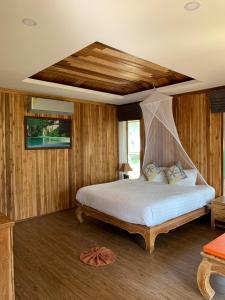 เตียงในห้องที่ Thiwson Beach Resort - SHA Extra Plus