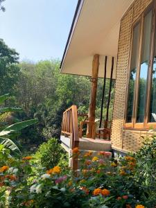 Zahrada ubytování Thiwson Beach Resort - SHA Extra Plus
