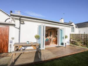 Gallery image of Farm Cottage in Cemaes Bay