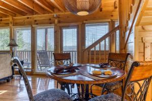 een eetkamer met een tafel en stoelen in een hut bij Always and Forever in Pigeon Forge