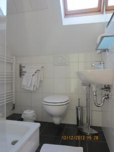 Altstadt Hotel Rheinblick في دوسلدورف: حمام ابيض مع مرحاض ومغسلة