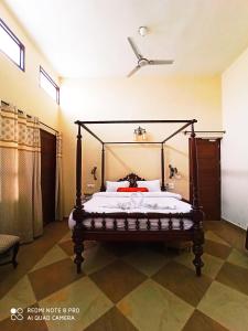 Voodi või voodid majutusasutuse Bhanu Mahal - A Heritage Homestay toas