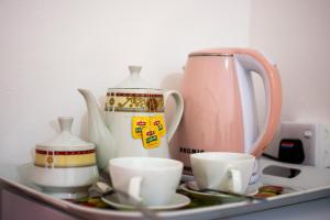 uma prateleira com chávenas e um bule de chá em Comfort Beach Hotel em Arugam Bay