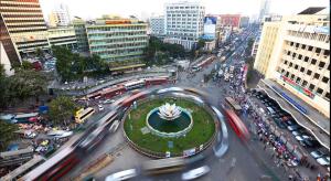 una vista aérea de una concurrida calle de la ciudad con tráfico en Hotel Victory - Best in City Center, en Dhaka